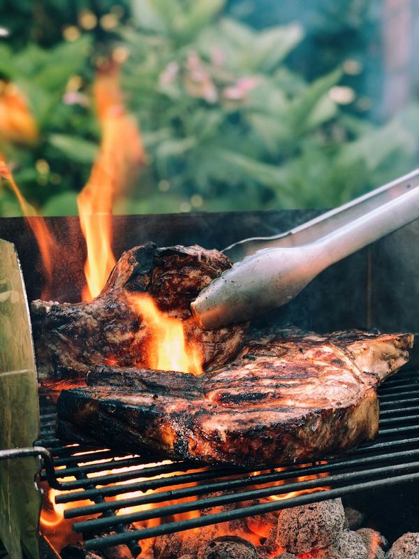Carne assando na grelha com fogo